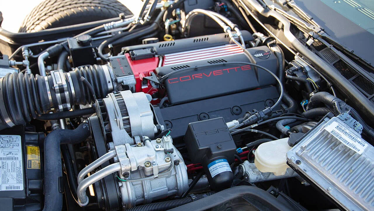 Corvette Generations/C4/C4 1996 collectors edition engine.webp